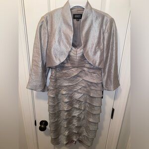 ADRIANNA
PAPELE
OCCASIONS Wedding Dress size 4